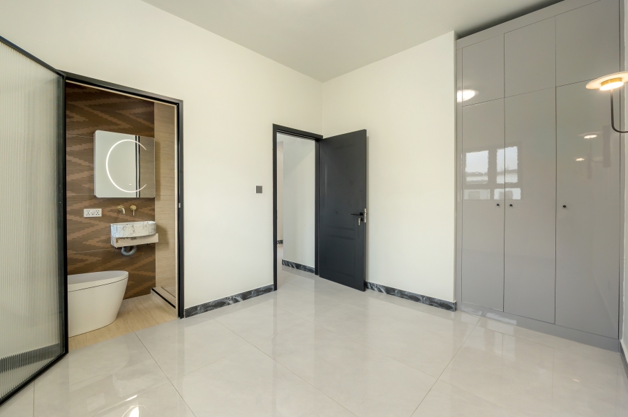 6 Bedroom Property for Sale in Sandown Western Cape